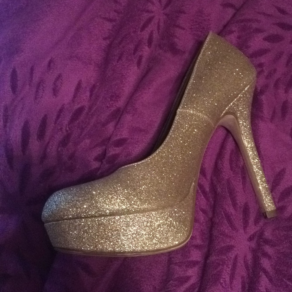 Gold glitter pumps